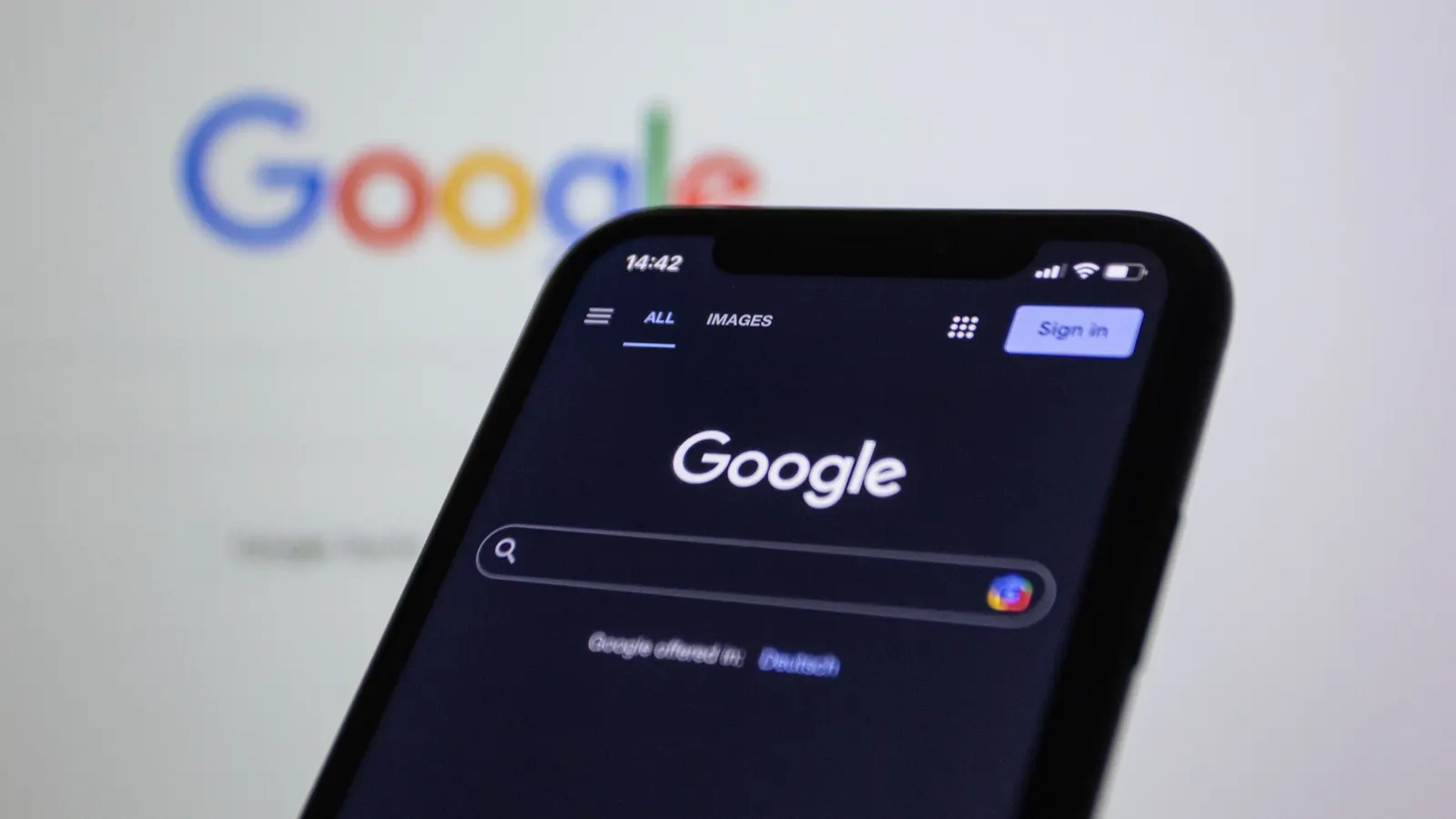 Smartphone mit geöffneter Google-Suche