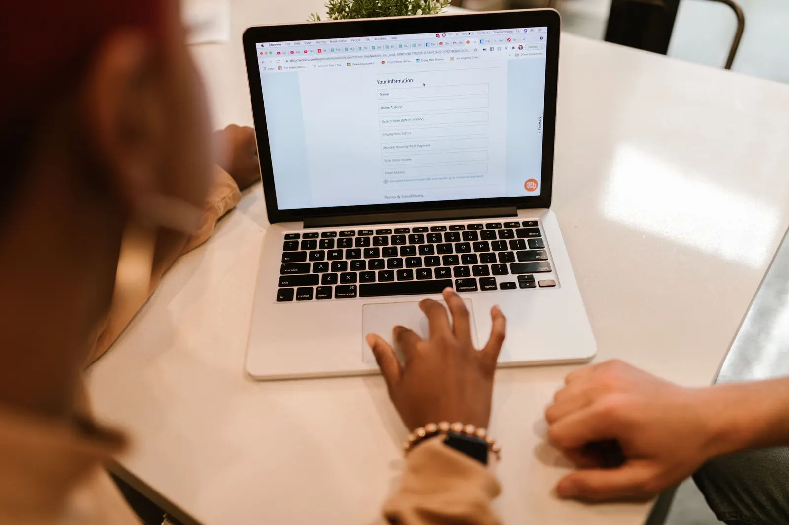 Person füllt am Laptop ein Kontaktformular aus